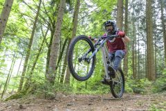 Mountainbike Downhill und Freestyle-Flugshow